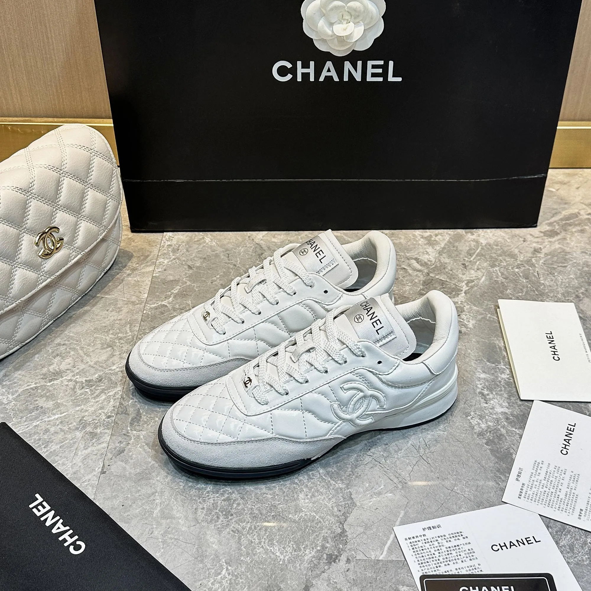 👟👟Ex-factory price 560👟👟 Chanel Chanel - 2024 counter top casual sports shoes This classic design; the upper is electro-embroidered with a variety of techniques; the outsole is fashionable and sporty; it is unusual to incorporate a variety of color matching elements... The diversified mix and match is very beautiful and versatile, casual, fashionable, sports and outdoor can be taken into account... ꫛꫀꪝ Go➫ Material: ❶Upper is made of: Original imported mixed-breed sheep ❷Inside made of: original imported breathable sheepskin ❸Outsole based on: original TPU outsole Full set of boutique packaging for women 35–41